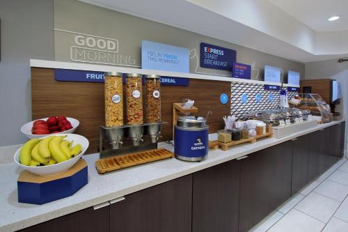 Holiday Inn Express and Suites Houston North - IAH Area, an IHG Hotel