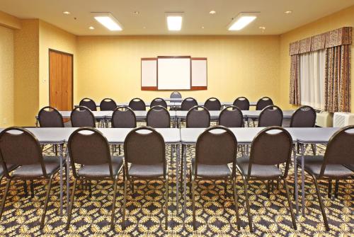 Holiday Inn Express Hotels & Suites Mountain Home an IHG Hotel - image 9