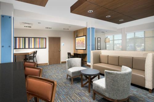 Holiday Inn Express & Suites San Antonio North-Windcrest, an IHG Hotel