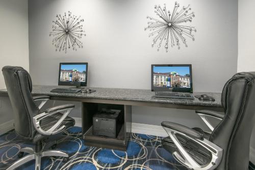 Holiday Inn Express and Suites Houston North - IAH Area, an IHG Hotel
