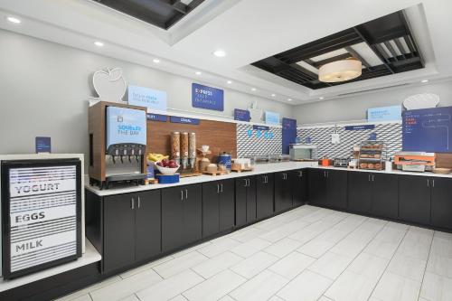 Holiday Inn Express & Suites I-26 & Us 29 At Westgate Mall an IHG Hotel - image 2