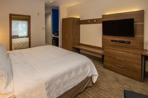 Holiday Inn Express Hotel & Suites Roseville - Galleria Area an IHG Hotel - image 6
