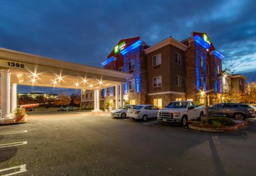 Holiday Inn Express Hotel & Suites Roseville - Galleria Area, an IHG Hotel