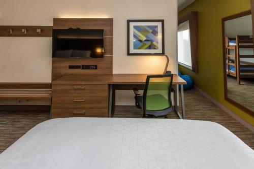 Holiday Inn Express Hotel & Suites Roseville - Galleria Area, an IHG Hotel