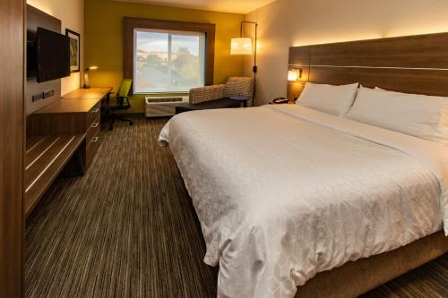 Holiday Inn Express Hotel & Suites Roseville - Galleria Area, an IHG Hotel