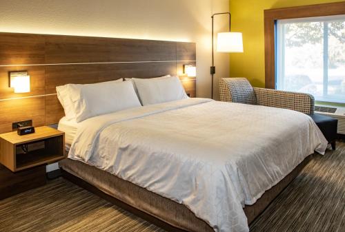 Holiday Inn Express Hotel & Suites Roseville - Galleria Area, an IHG Hotel