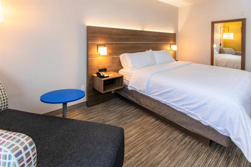 Holiday Inn Express Hotel & Suites Roseville - Galleria Area, an IHG Hotel