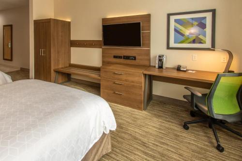 Holiday Inn Express Hotel & Suites Roseville - Galleria Area, an IHG Hotel