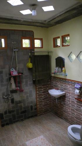 Bathroom, Homestay ENDRO in Hargowilis