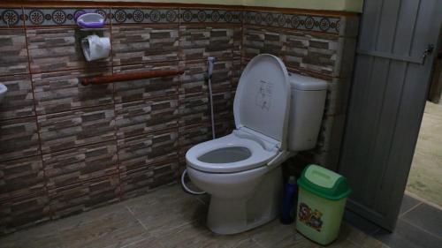 Bathroom, Homestay ENDRO in Hargowilis
