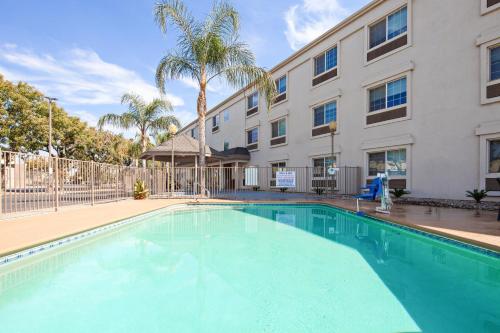 Swimming pool, Holiday Inn Express and Suites Tulare in Tulare (CA)