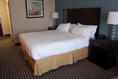 Holiday Inn Express & Suites Youngstown West I 80, an IHG Hotel