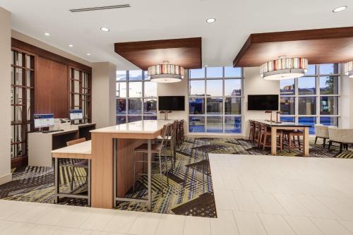 Exterior view, Holiday Inn Express & Suites Downtown Ottawa East by IHG in Ottawa (ON)