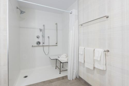 King Room - Hearing Accessible - Roll-in Shower