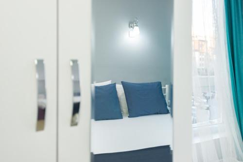 Deluxe One-Bedroom Apartment image 10