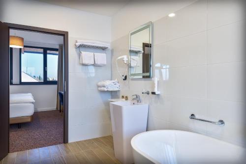 Charm Boutique Hotel - image 10