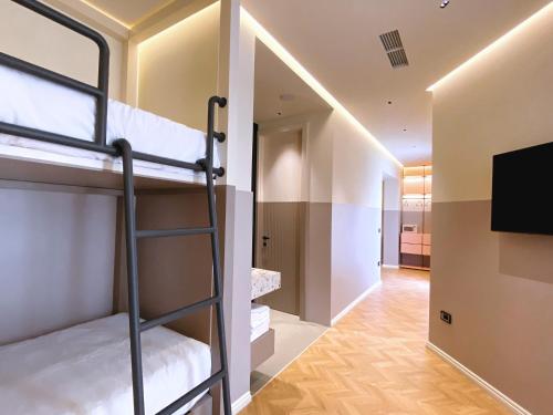 2 twin beds, 2 bunk beds