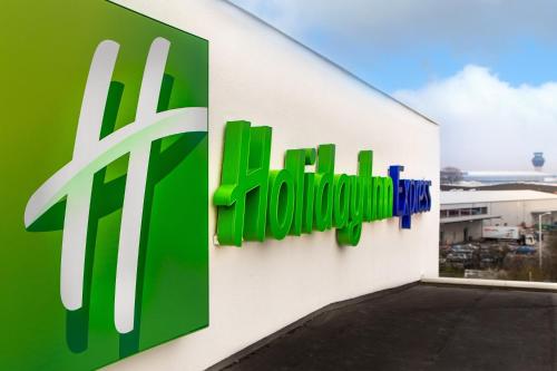 Holiday Inn Express Manchester Airport an IHG Hotel - image 6