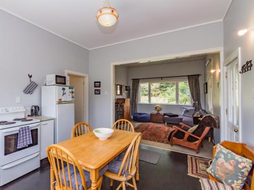suihku, The Red Rooster Cottage in Raurimu