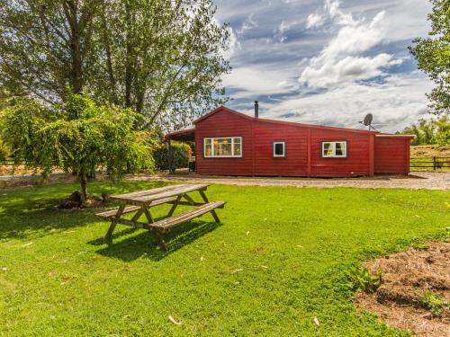suihku, The Red Rooster Cottage in Raurimu