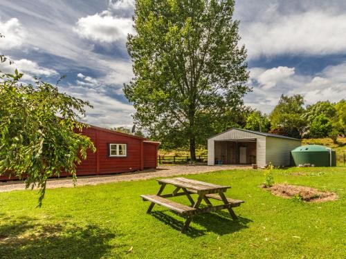 suihku, The Red Rooster Cottage in Raurimu