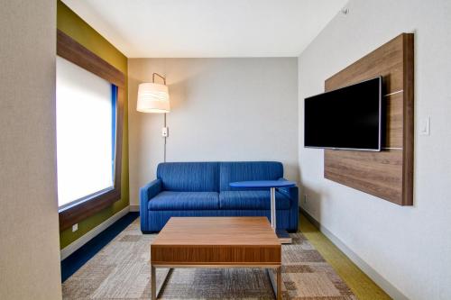2 queen beds, 1 sofa bed
