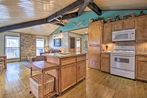 Galveston Waterfront Stilt Home Less Than 1Mi to the Beach - image 2