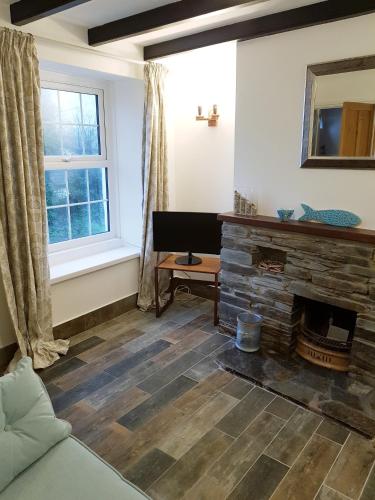 Cosy 18th Century Cottage, Par, Cornwall