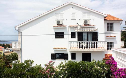  Apartments with a parking space Barbat, Rab - 5015 in Rab
