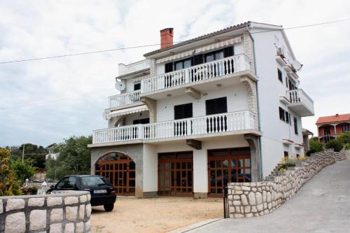  Apartments with a parking space Barbat, Rab - 5015 in Rab