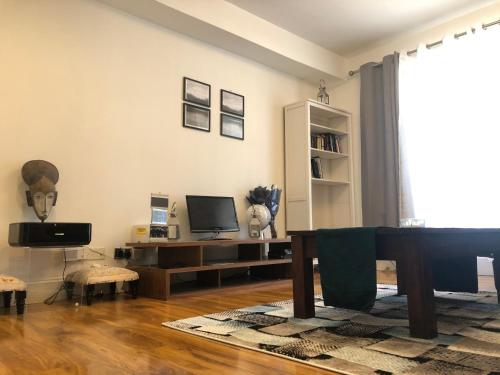 Hill 2 Bed Apartment Baker Street, , London