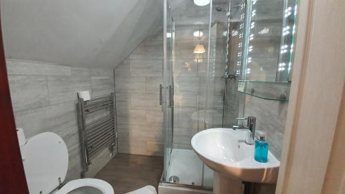 Little Foxes Hotel & Gatwick Airport Parking - image 6