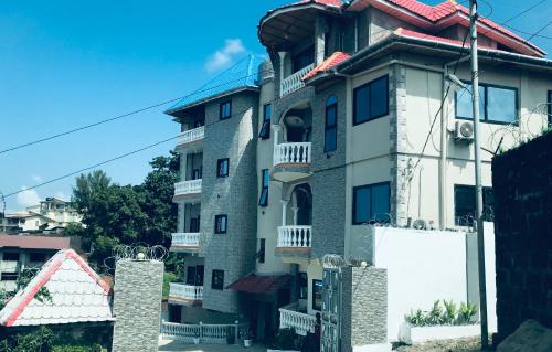 B&B Freetown - Belvoir Estate & Luxury Furnished Serviced ApartHotel & Residence, Ensuite Hotel Rooms, 1 Bed Apartment Ground Floor Split Levels & 2 Beds Upper Floors - Bed and Breakfast Freetown