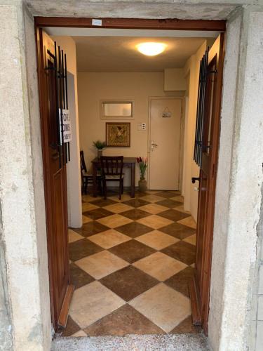 Bejárat, Viktor Rooms in Dobrota