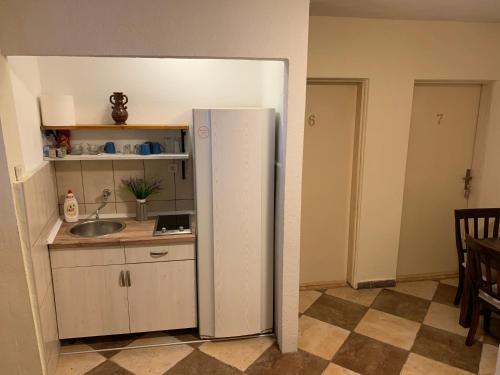 Konyha, Viktor Rooms in Dobrota