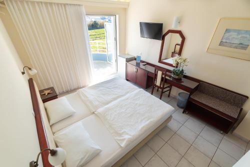 Double Room image 7