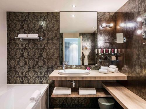 247888891 Cabot Bordeaux MGallery Collection