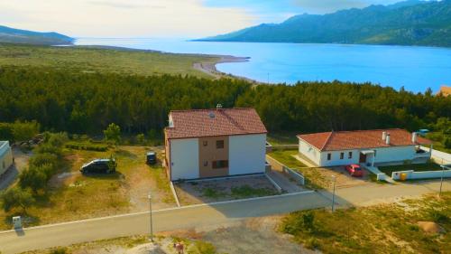 Ferienwohnung-Roncevic-nur-50-m-vom-Meer - Location saisonnière - Šarić