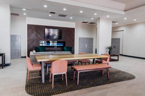 Holiday Inn & Suites Phoenix-Mesa-Chandler, an IHG Hotel