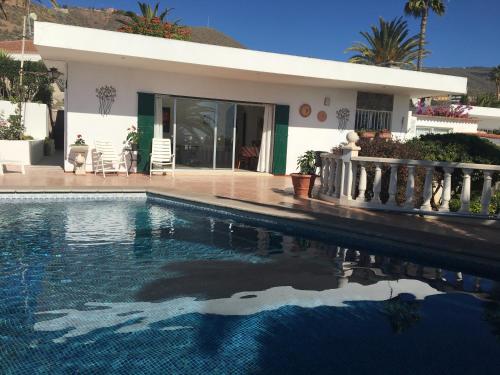 Detached villa, private pool only 10 minutes to beaches