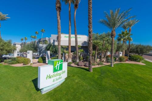 Holiday Inn and Suites Phoenix Airport North, an IHG Hotel