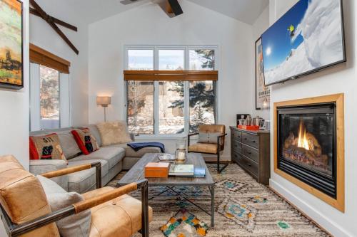 New Listing! Modern Townhome With Private Hot Tub Townhouse - image 3
