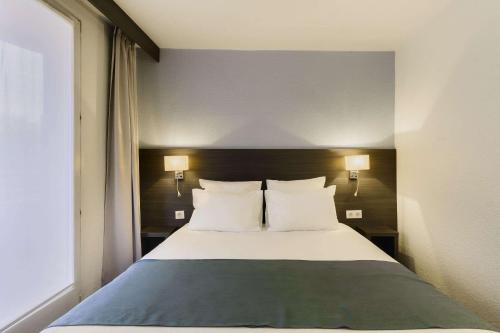 1 queen bed, 2 twin beds