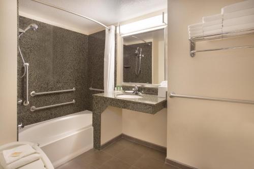 King Room - Disability Access Tub