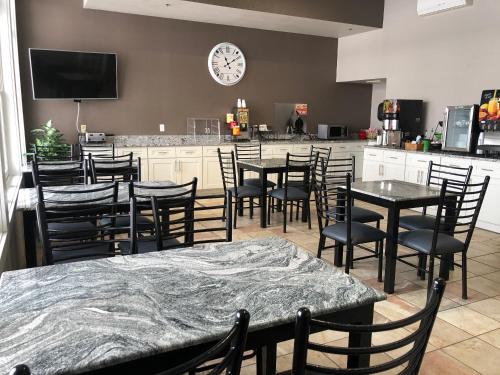 HomeTown Inn and Suites Belle Plaine - image 6