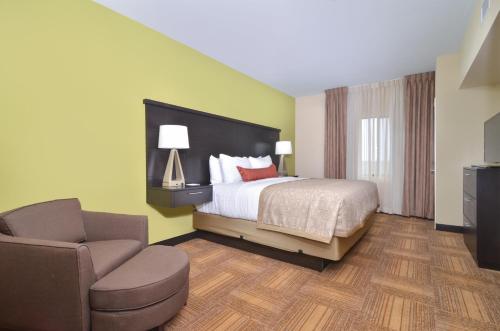 1 king bed, 1 sofa bed