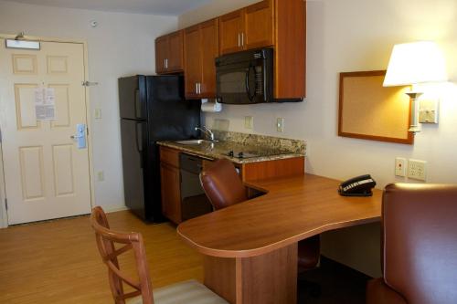 Candlewood Suites Champaign-Urbana University Area an IHG Hotel - image 9