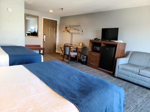 2 queen beds, 1 sofa bed