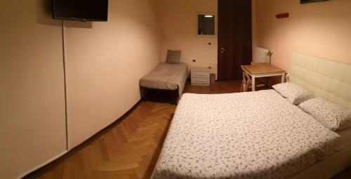 Double Room with Balcony (3 Adults) image 6