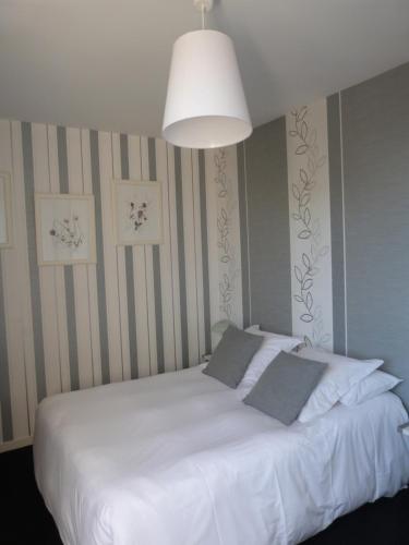 Logis Hotel Des Grands Vins - image 5